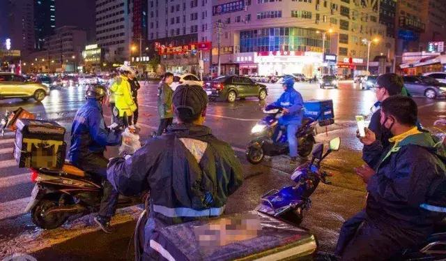 一路狂奔外卖小哥被撞,外卖小哥被撞案