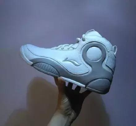 买了一双回力的鞋,买了一双二百多的鞋被骂