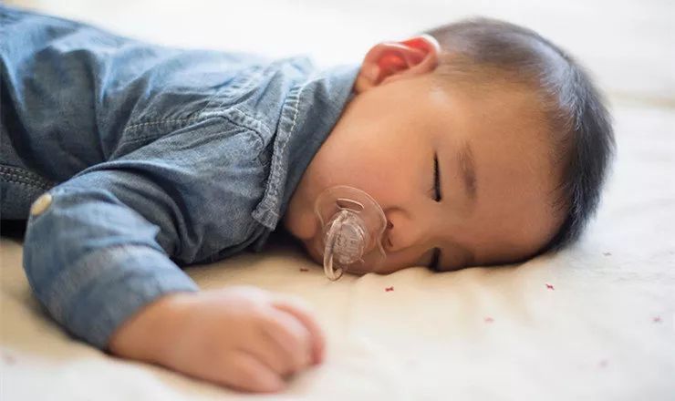 断奶期宝宝不吃奶粉自主入睡,如何让正在断奶的孩子快速入睡