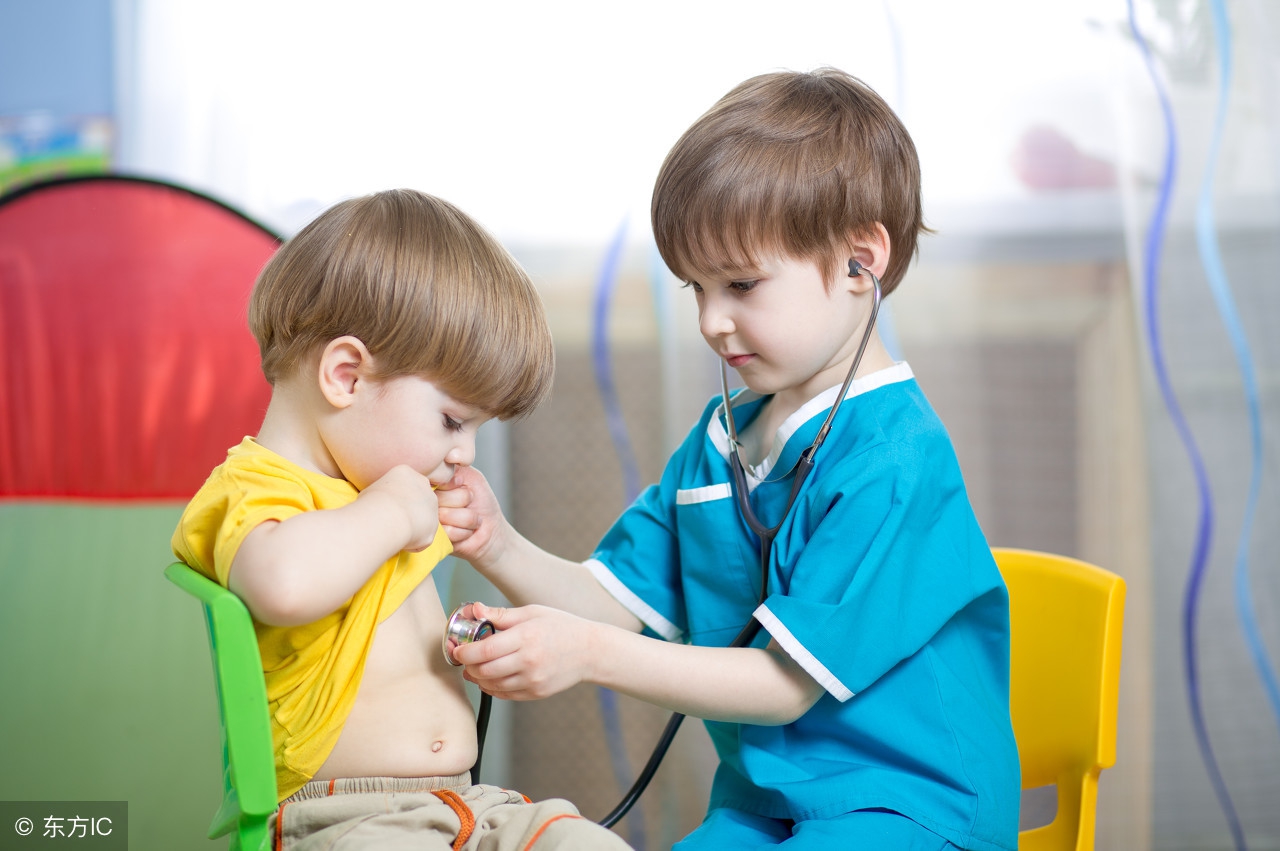 7岁的小明上课总爱和伙伴打闹,家长却怀疑是不是患了多动症?