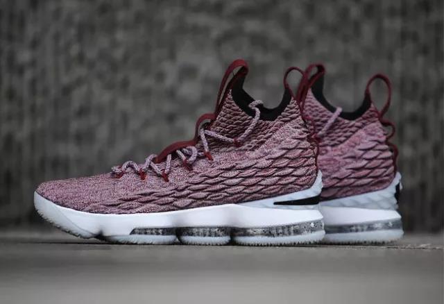 如何鉴别球鞋真假？听说要闻一闻！