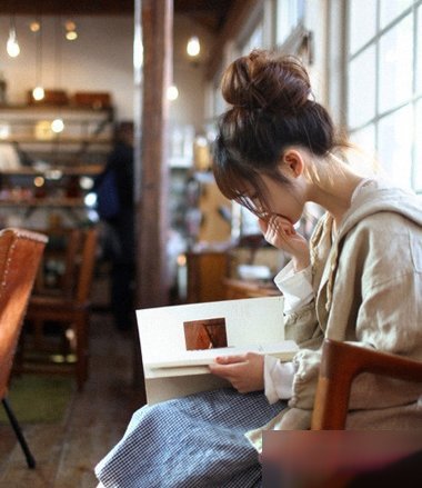 今年最流行的盘头发教程维语,时尚盘头发简单好看的视频