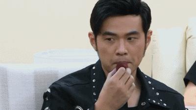 周杰伦中国好声音吃杨梅视频,中国新歌声周杰伦第一次吃杨梅
