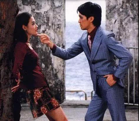 很多年后，香港影帝拎起屠龙刀说：大家好，我是渣渣辉——飞碟说