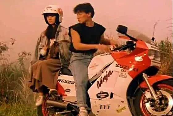 很多年后，香港影帝拎起屠龙刀说：大家好，我是渣渣辉——飞碟说