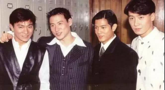 很多年后，香港影帝拎起屠龙刀说：大家好，我是渣渣辉——飞碟说