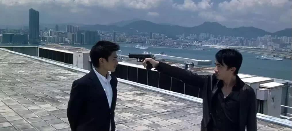 很多年后，香港影帝拎起屠龙刀说：大家好，我是渣渣辉——飞碟说