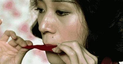 很多年后，香港影帝拎起屠龙刀说：大家好，我是渣渣辉——飞碟说