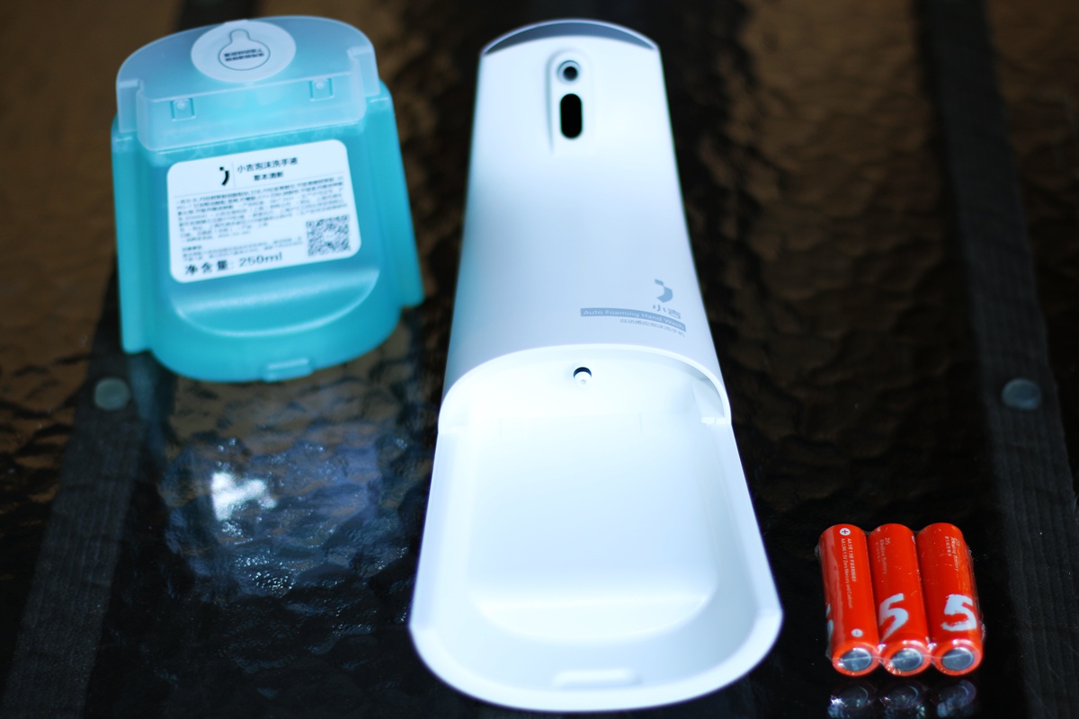 身体下面有白色泡沫流出什么原因,手碰水就起白色小泡泡