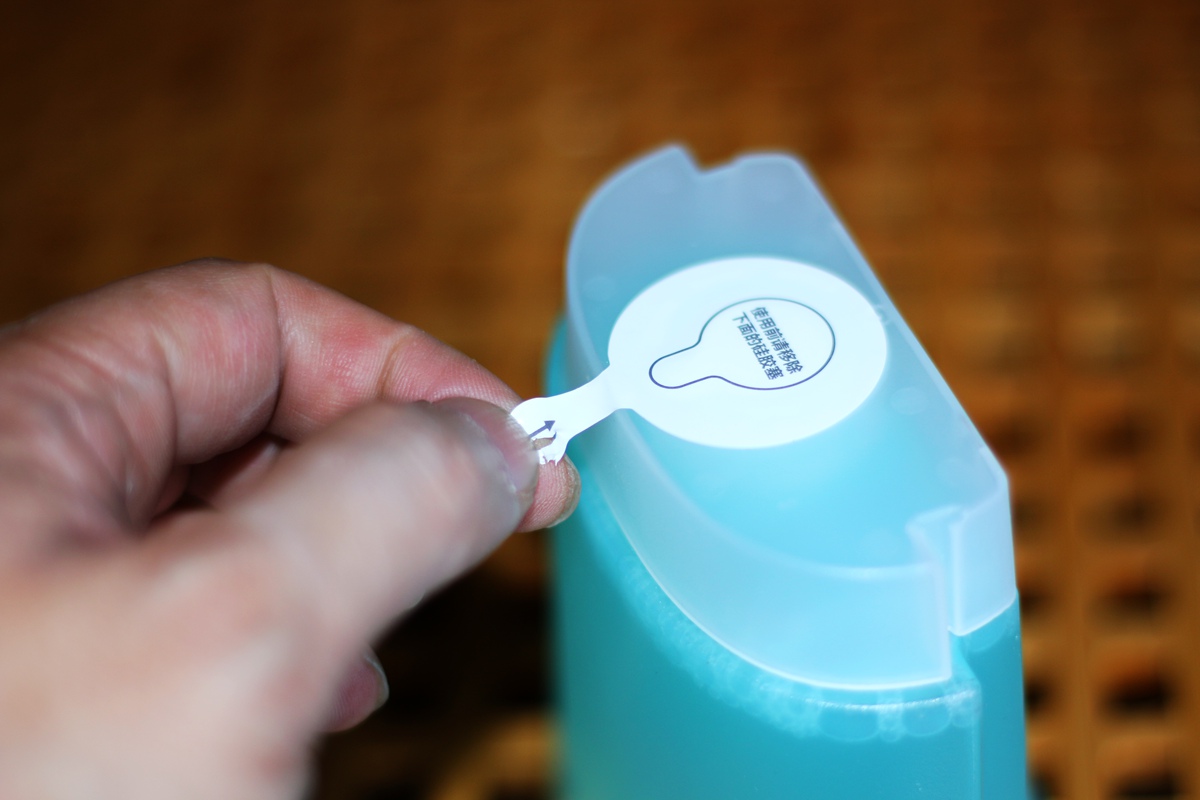 身体下面有白色泡沫流出什么原因,手碰水就起白色小泡泡