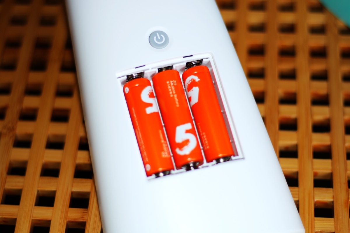 身体下面有白色泡沫流出什么原因,手碰水就起白色小泡泡