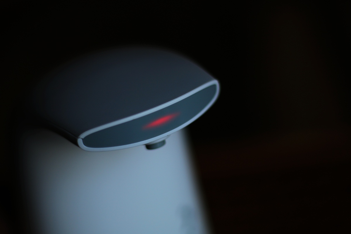 身体下面有白色泡沫流出什么原因,手碰水就起白色小泡泡