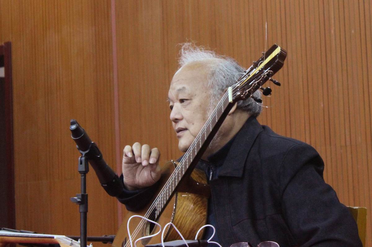 80年代中国最有名古典吉他演奏家,带没涂漆的吉他去央广录节目