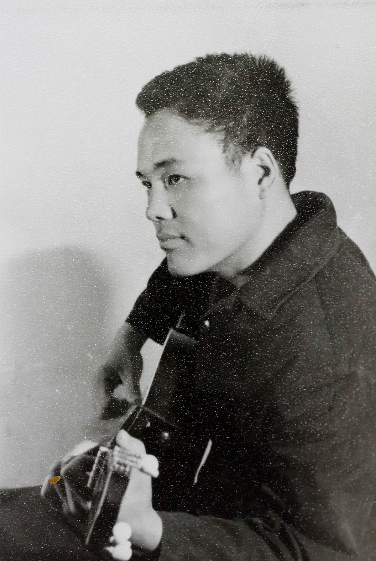 80年代中国最有名古典吉他演奏家,带没涂漆的吉他去央广录节目