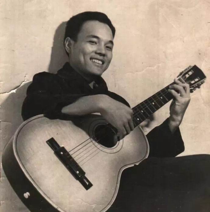 80年代中国最有名古典吉他演奏家,带没涂漆的吉他去央广录节目