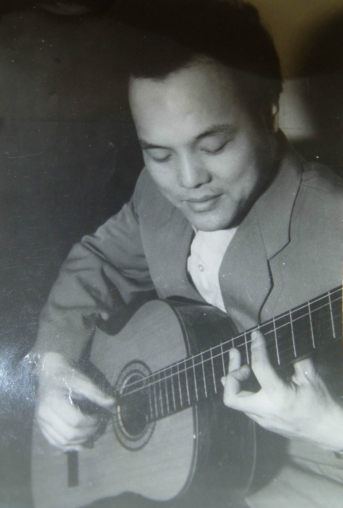 80年代中国最有名古典吉他演奏家,带没涂漆的吉他去央广录节目