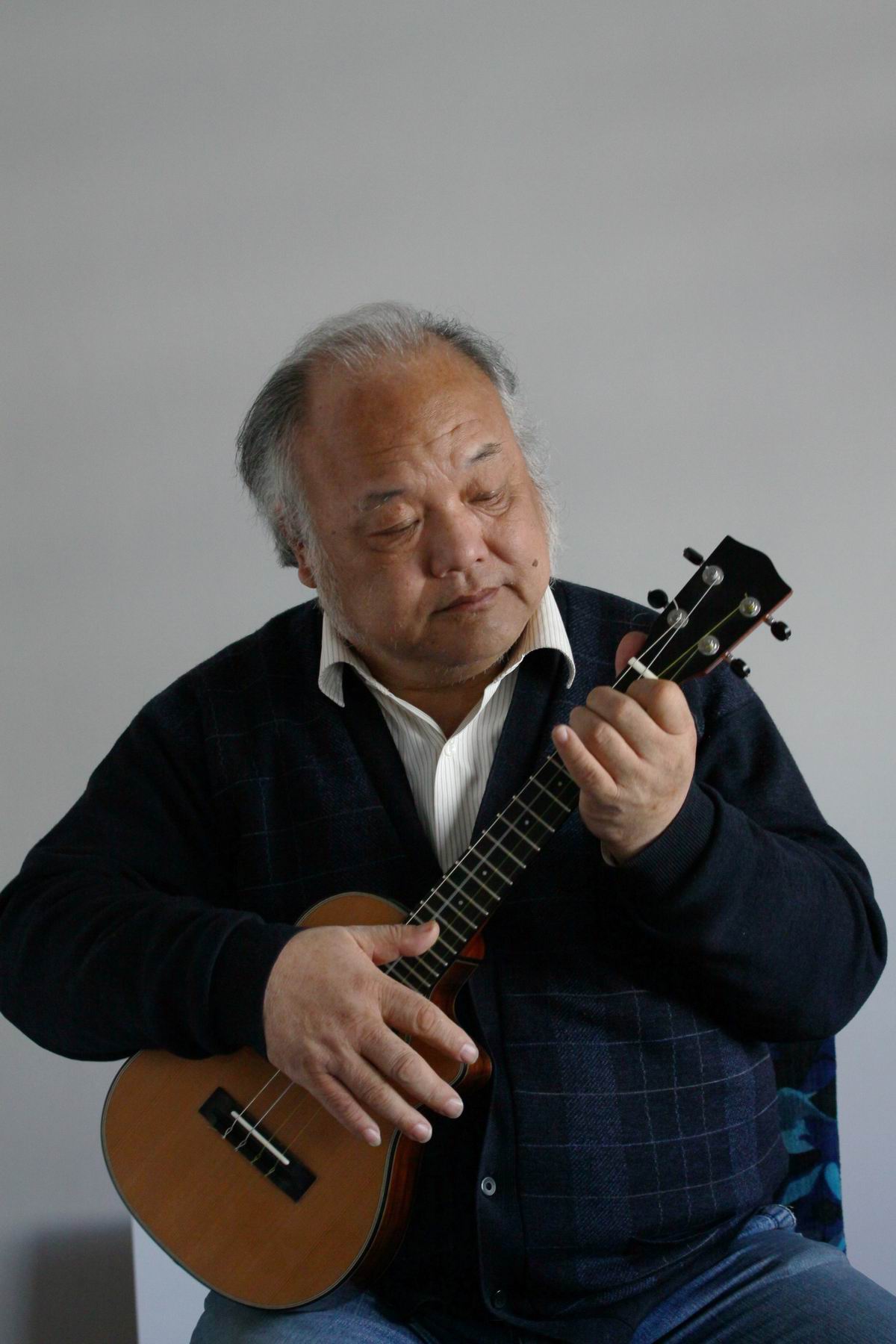 80年代中国最有名古典吉他演奏家,带没涂漆的吉他去央广录节目