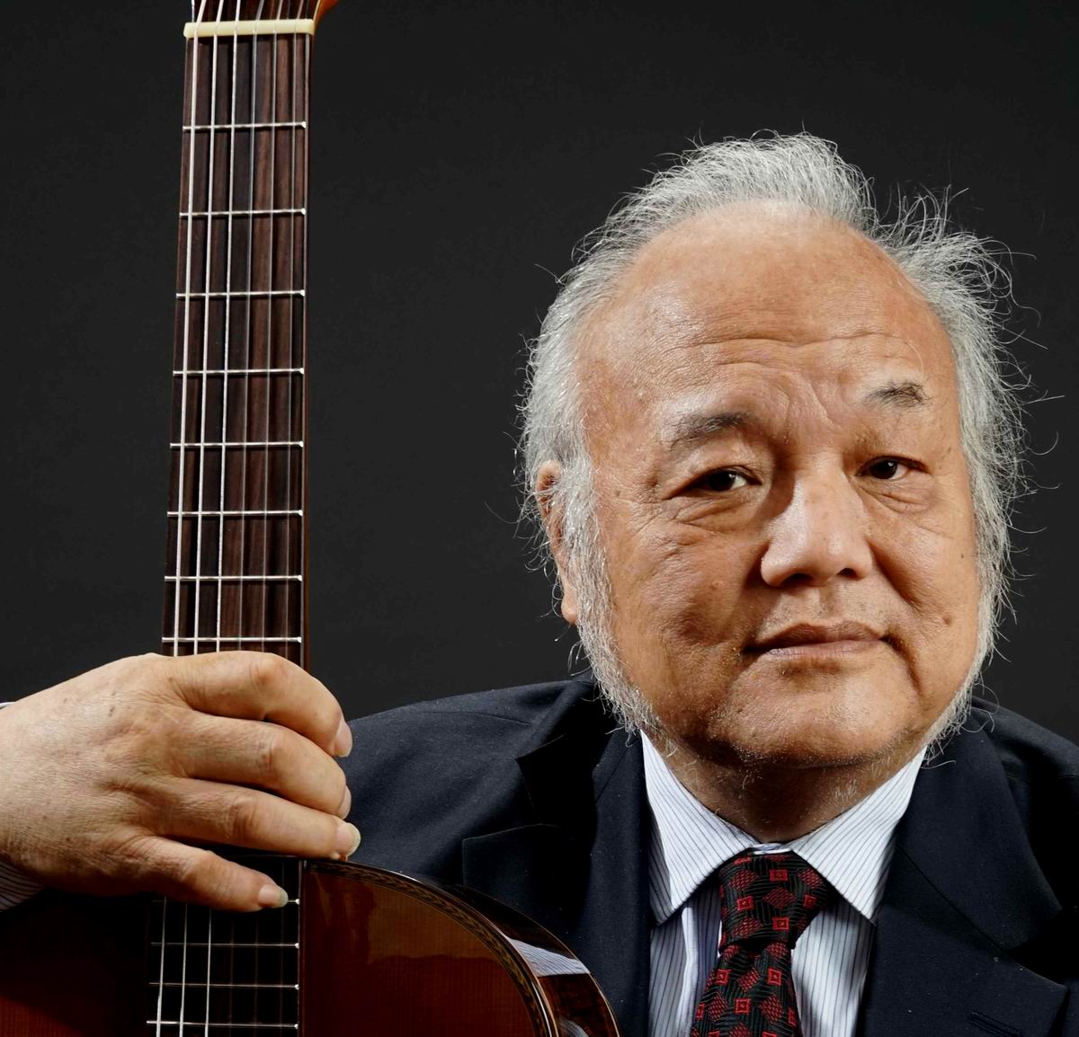 80年代中国最有名古典吉他演奏家,带没涂漆的吉他去央广录节目