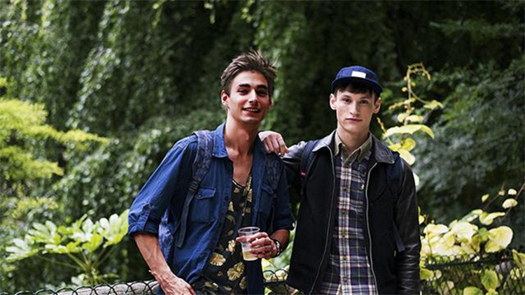 皮肤黑的男生怎么装扮可爱,肤色偏黑男士穿搭推荐