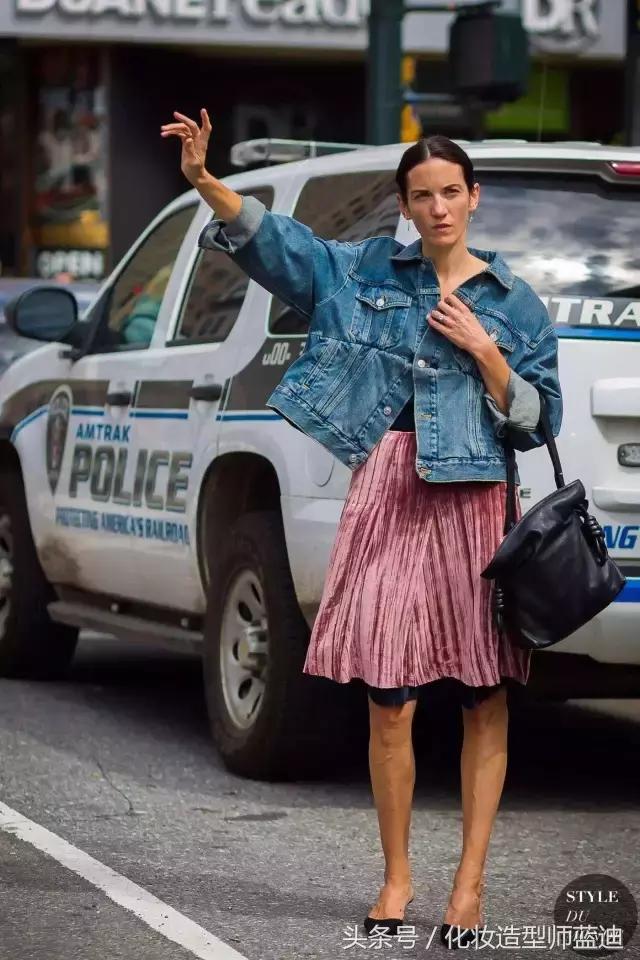 梨形身材穿百褶裙和伞裙哪个显瘦,百褶裙胖mm显瘦遮肉中长款