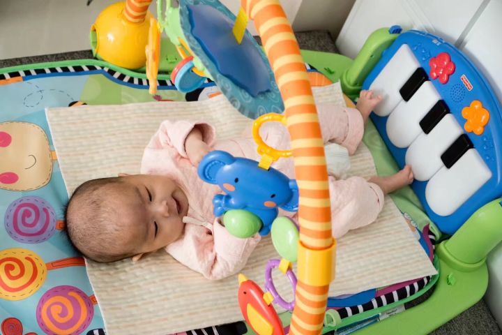 坐月子都是自己一个人带小孩,不靠父母自己带娃