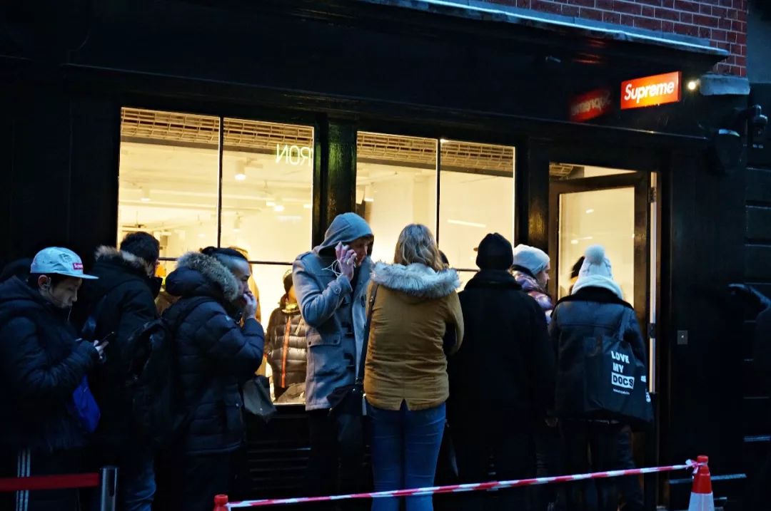 被黄牛吵上天的潮鞋,在国外真的能原价拿到么?