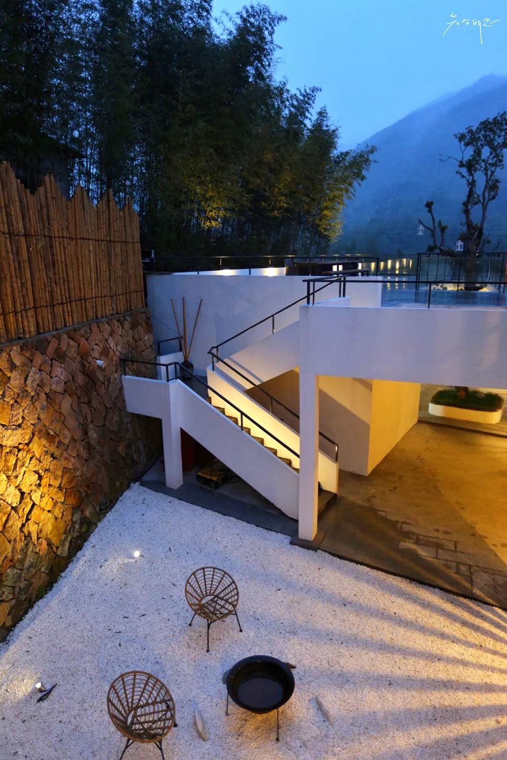 住进莫干山下的“鱼缸”，