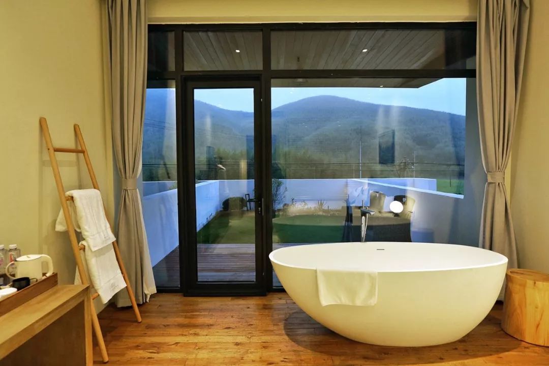 住进莫干山下的“鱼缸”，