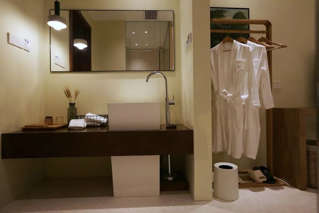 住进莫干山下的“鱼缸”，