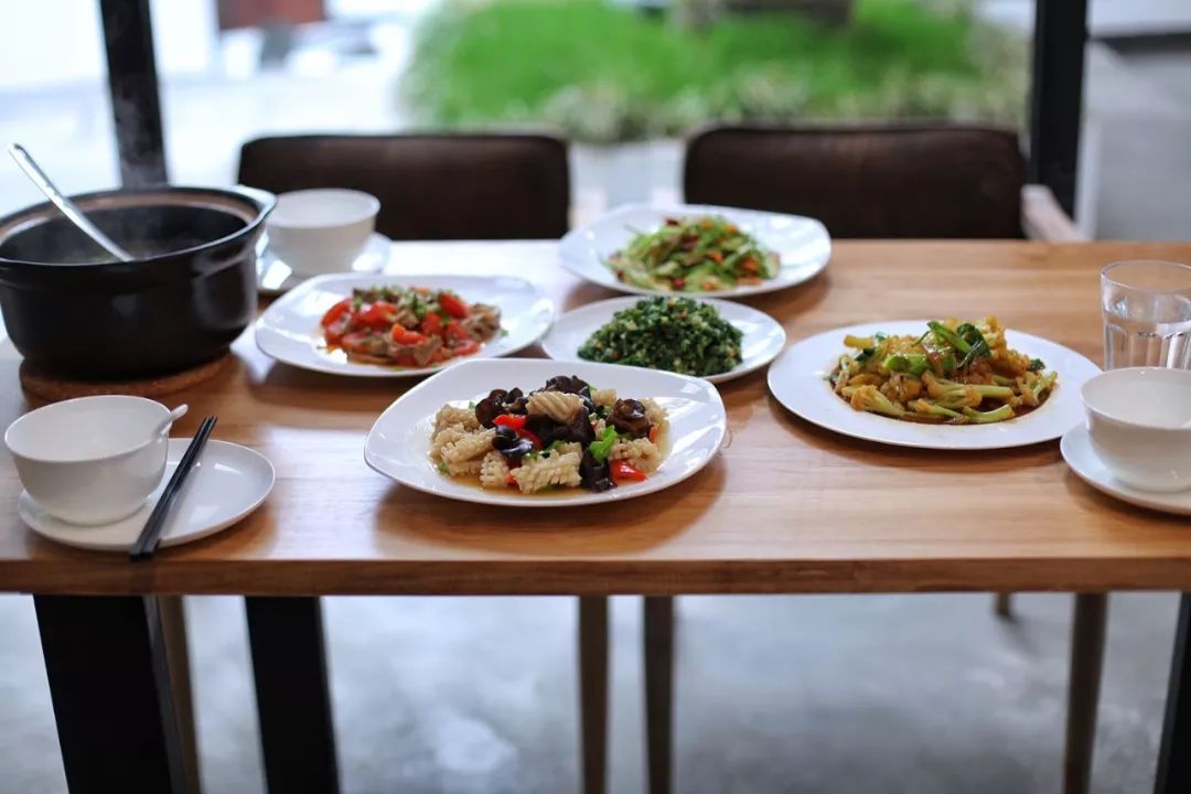 住进莫干山下的“鱼缸”，