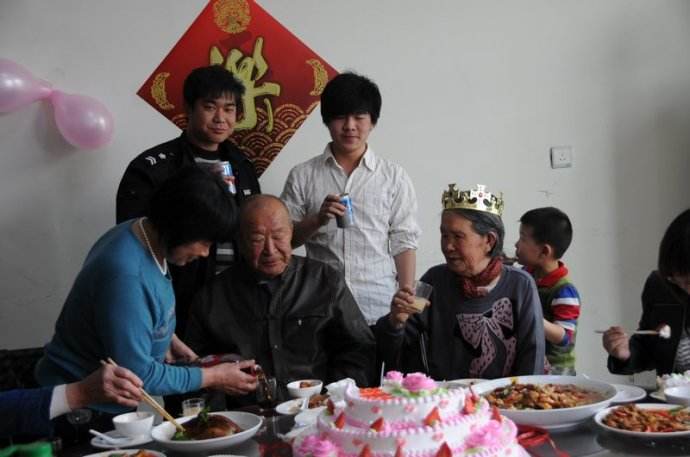 出门在外突然回家父母的反应,回家突然感觉父母老了