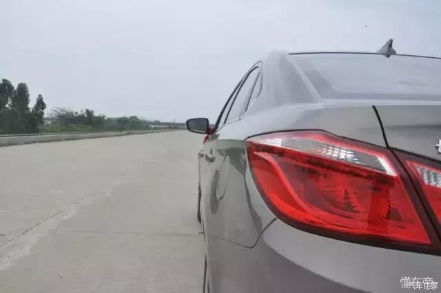 为什么有的车倒车灯亮会往前走,倒车灯只亮一边有什么说法