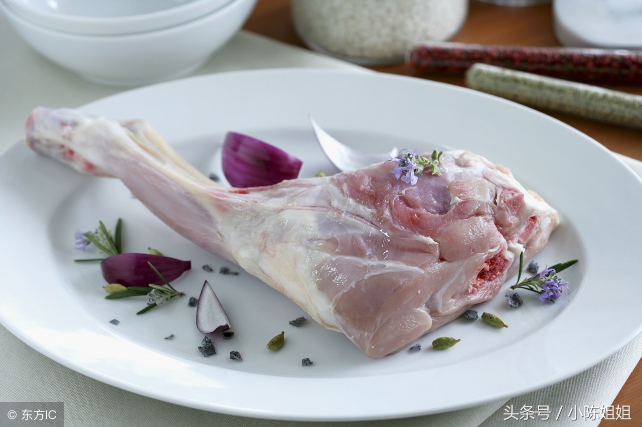 她杀了丈夫又让警察吃了“凶器”