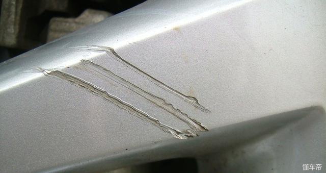 轮毂刮花一小块,轮毂不小心刮花了一点有必要修吗