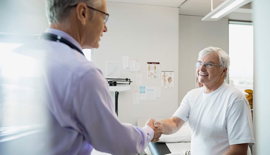 大便粘在马桶上冲不净怎么回事,大便黏马桶是身体出现了什么问题