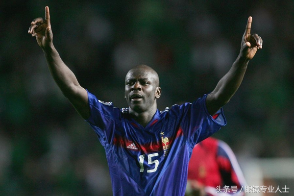 足球运动员近视怎么办,职业足球运动员近视怎么处理