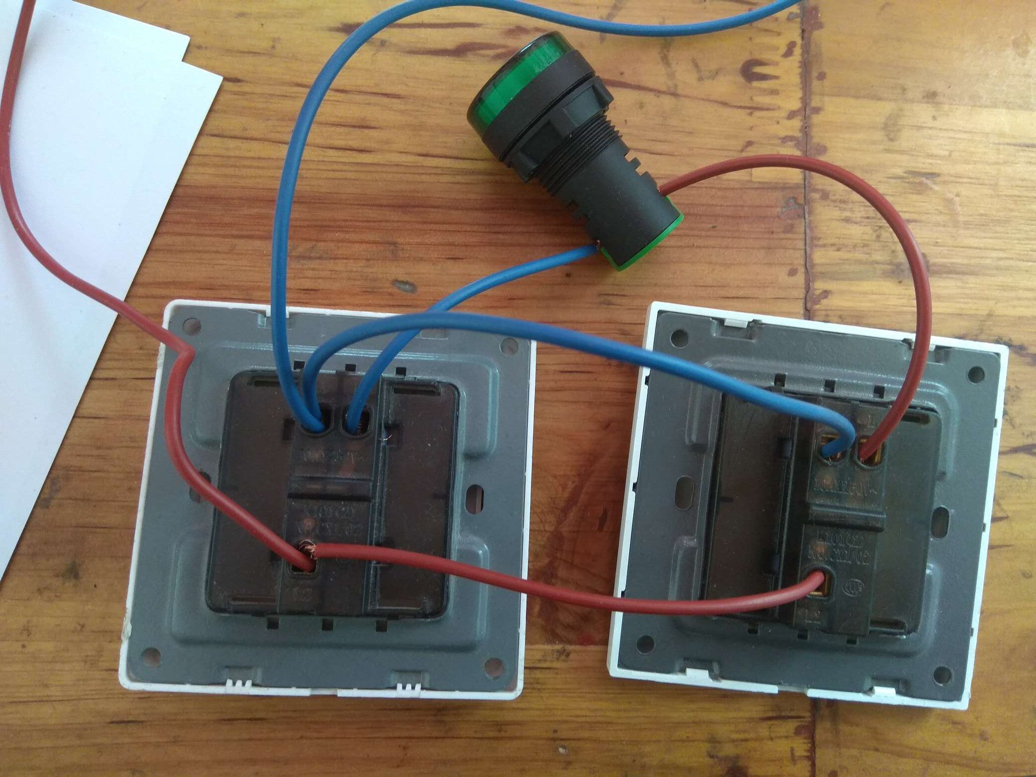 国际电工一开5孔开关正确接线图,电工知识一灯多控的接法