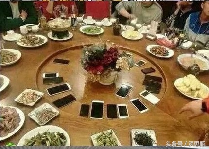 借老板大奔参加同学聚会，买单时全场静默