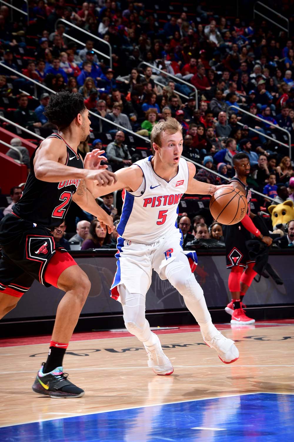 太阳总……有喜欢穿风骚球鞋的球员，走了一个塔克，冒出俩控卫…