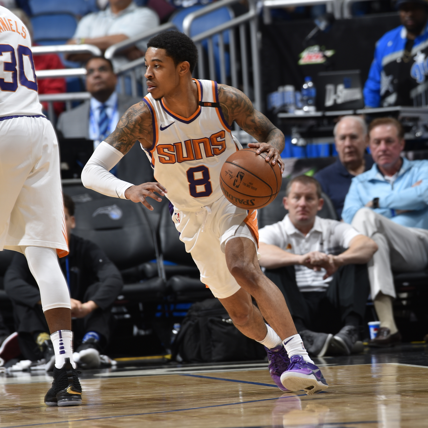 太阳总……有喜欢穿风骚球鞋的球员，走了一个塔克，冒出俩控卫…