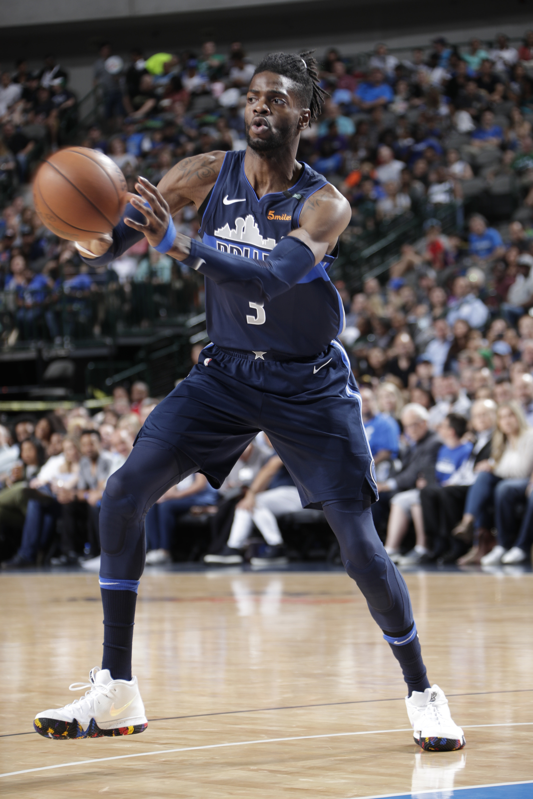 太阳总……有喜欢穿风骚球鞋的球员，走了一个塔克，冒出俩控卫…