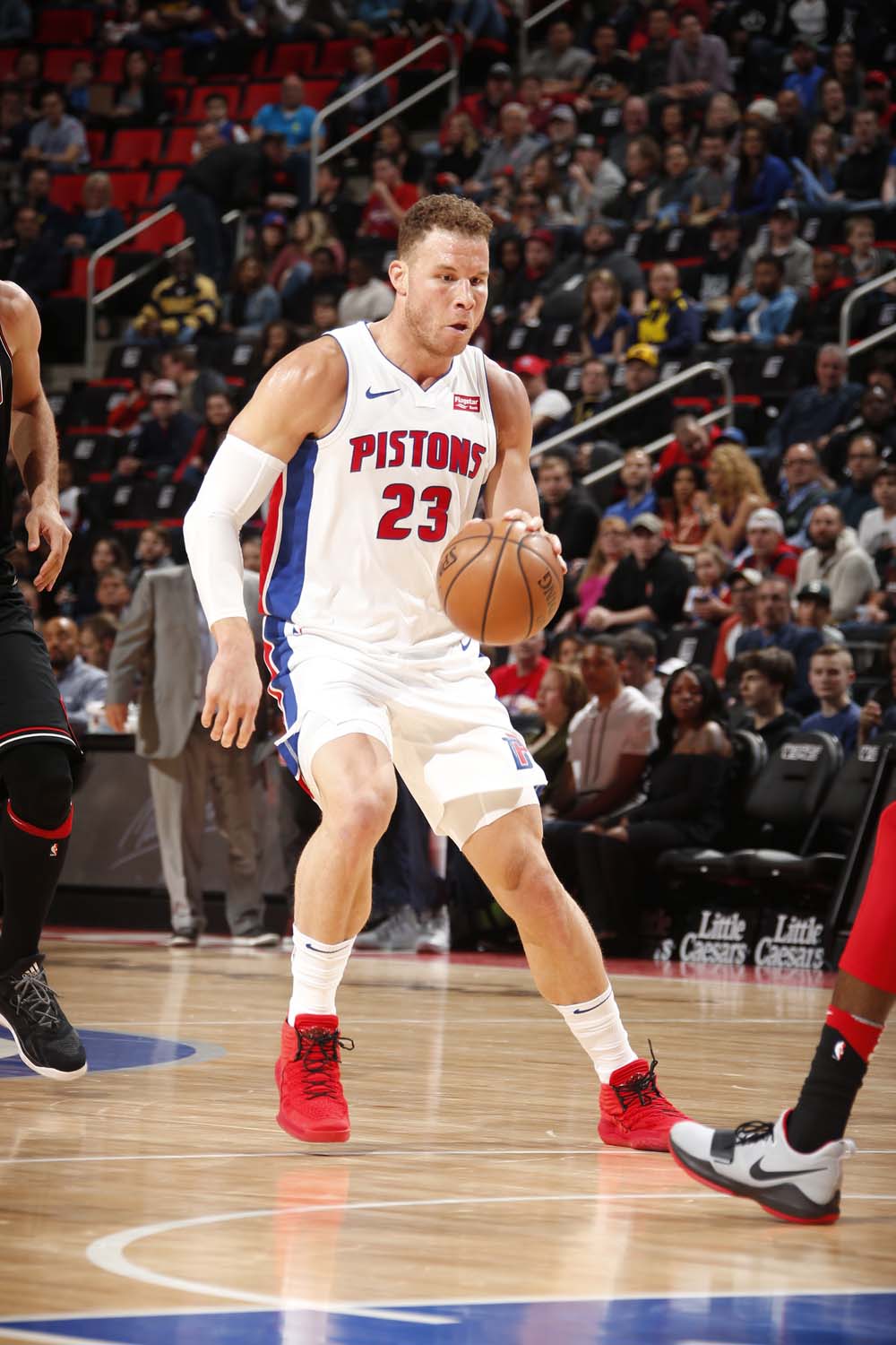 太阳总……有喜欢穿风骚球鞋的球员，走了一个塔克，冒出俩控卫…