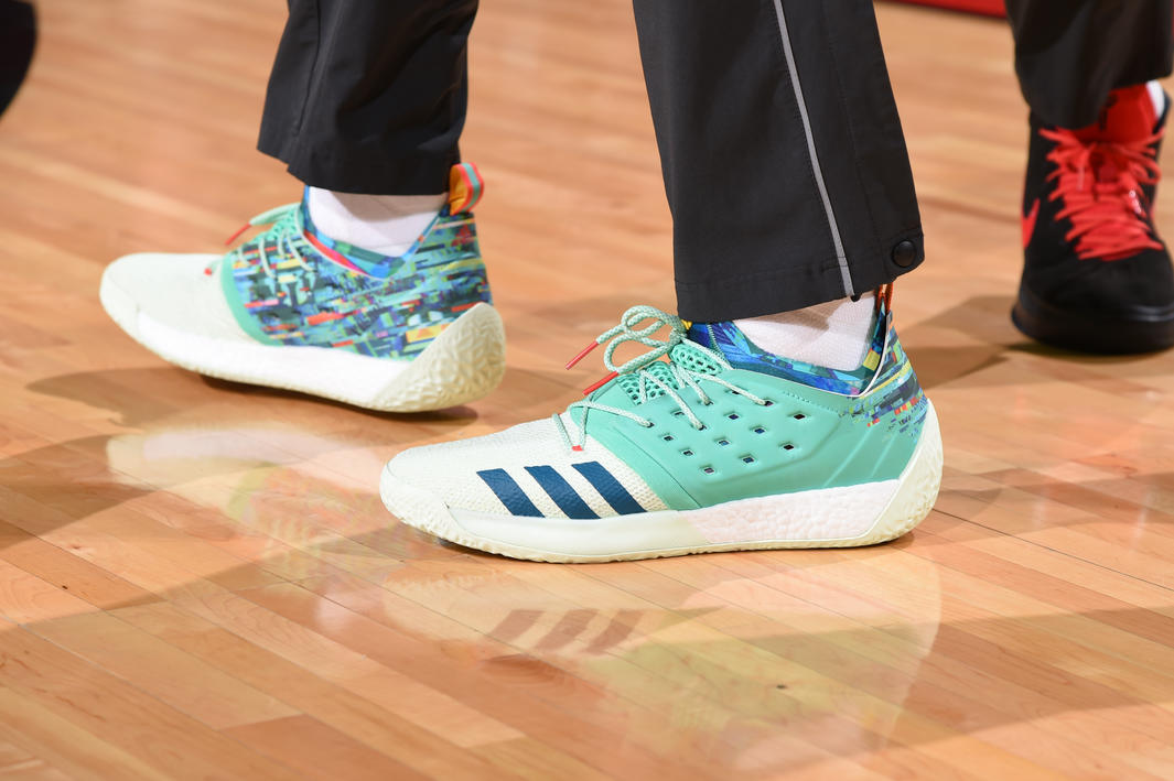 太阳总……有喜欢穿风骚球鞋的球员，走了一个塔克，冒出俩控卫…