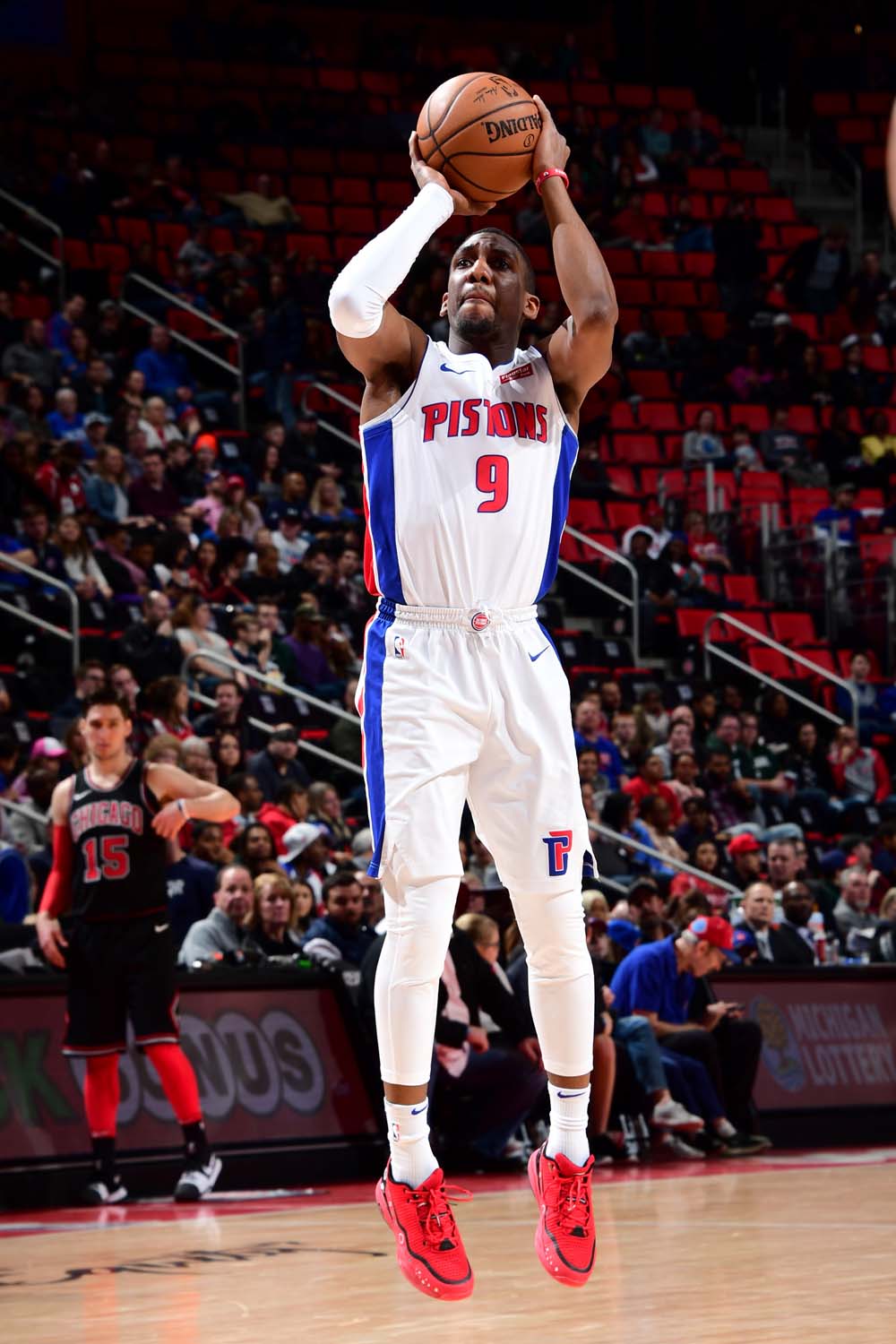 太阳总……有喜欢穿风骚球鞋的球员，走了一个塔克，冒出俩控卫…