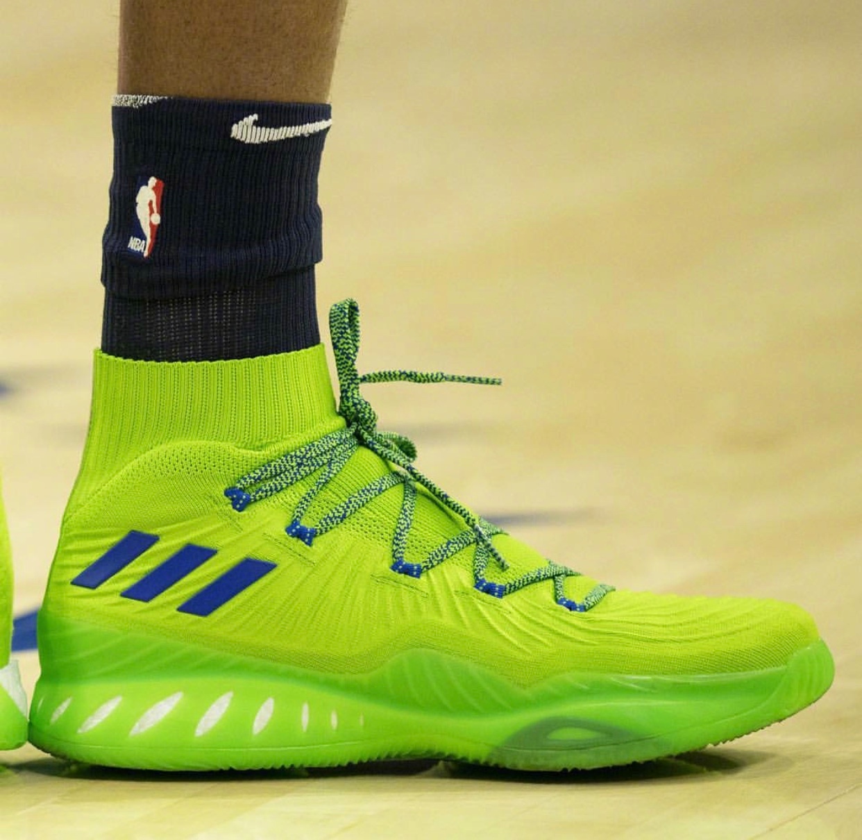 太阳总……有喜欢穿风骚球鞋的球员，走了一个塔克，冒出俩控卫…