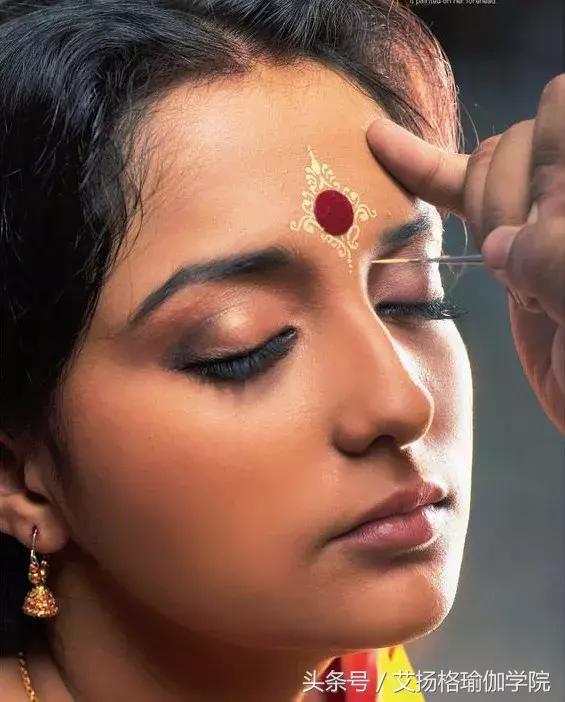 Guruji为什么要在额头画一道红印？