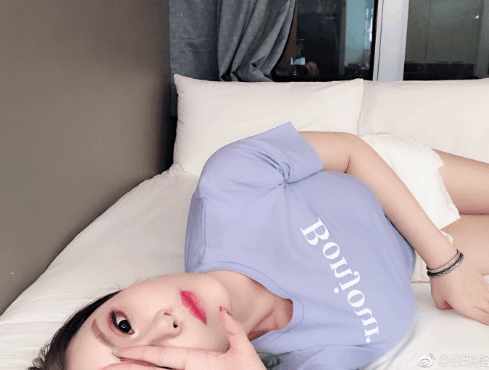 主播张琪格拍摄清纯风格MV，网友大赞：这才是我想要的七哥