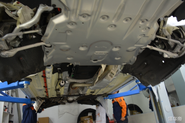 汽车底盘装甲的施工步骤是什么,喷的底盘装甲和装的底盘装甲区别