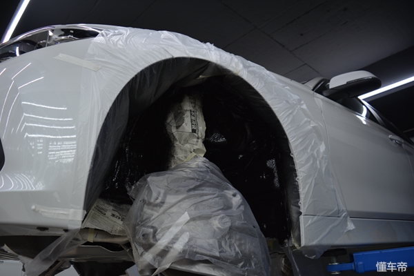 汽车底盘装甲的施工步骤是什么,喷的底盘装甲和装的底盘装甲区别