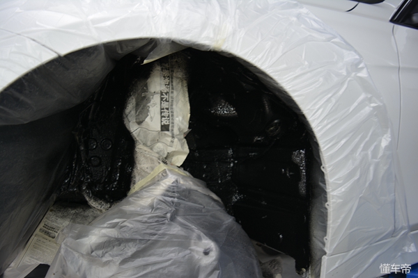 汽车底盘装甲的施工步骤是什么,喷的底盘装甲和装的底盘装甲区别